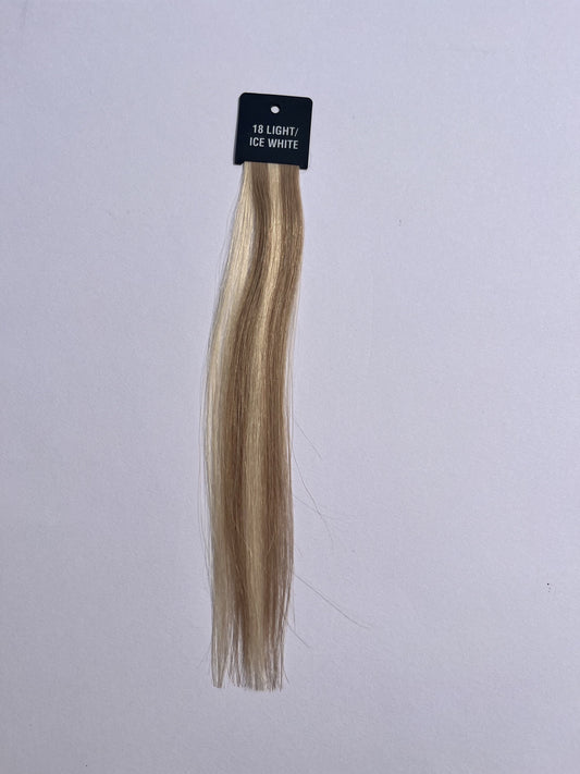 Light Warm Blonde (#18LIGHT) Color swatch